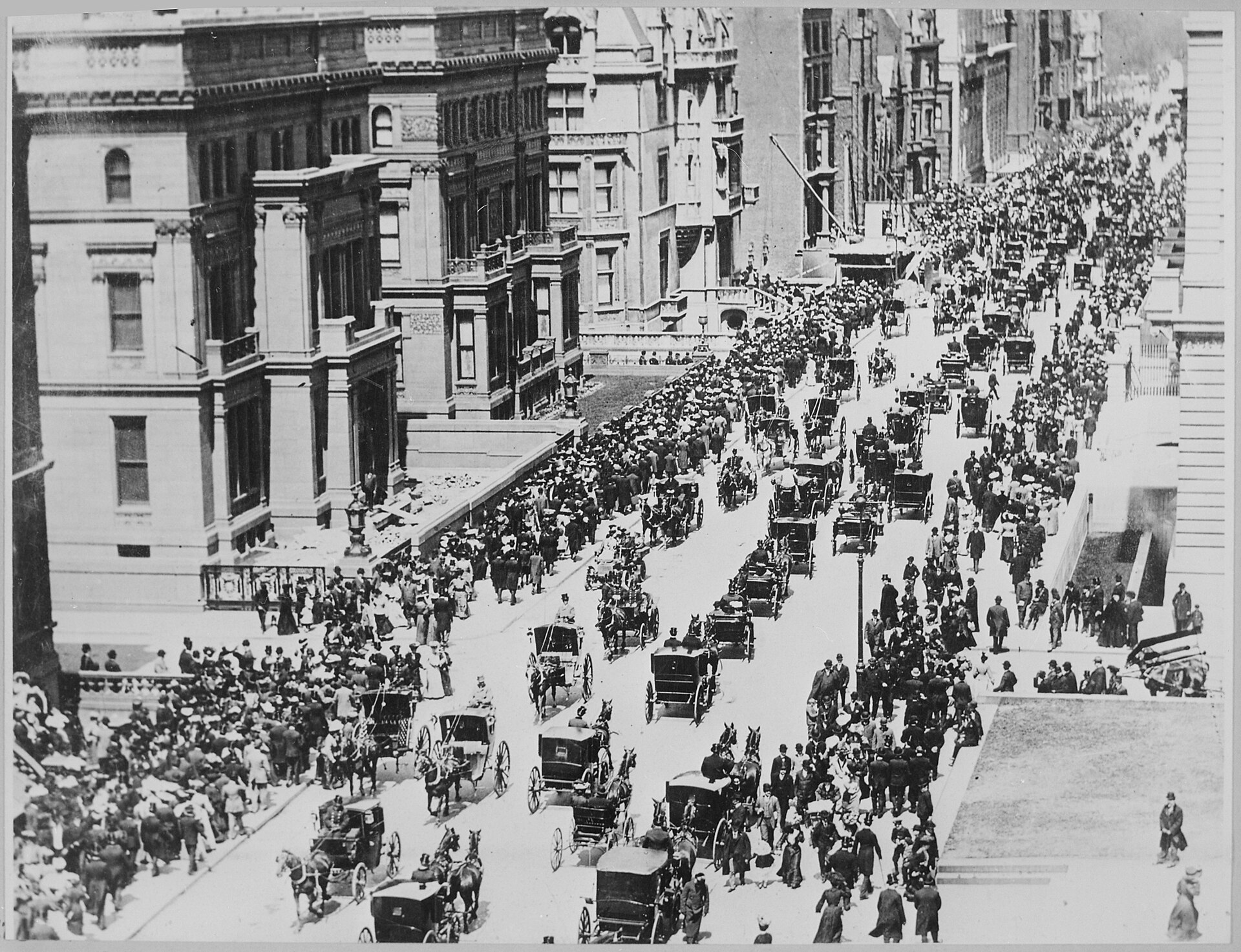 Fifth Avenue, New York, Pasen 1900